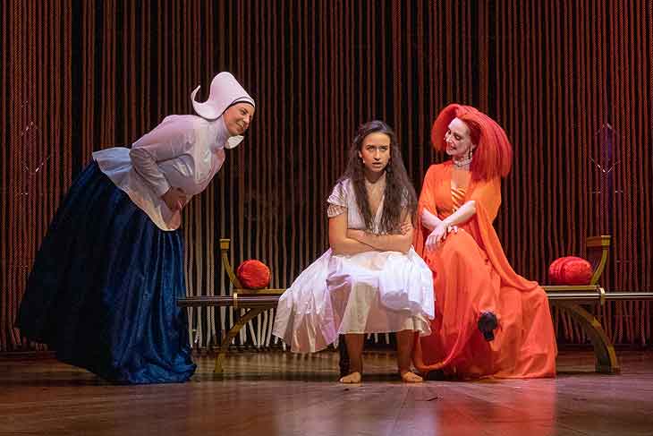 Steffi Irmen (Amme), Yasmina Hempel (Julia) und Lisa-Marie Sumner (Lady Capulet) bei „Romeo & Julia - Liebe ist Alles“ ©Foto: Jörn Hartmann